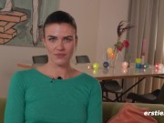 Ersties - Entschlossen macht Josie L es sich selbst auf der Küchentheke 15/16