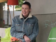 Ersties - Entschlossen macht Josie L es sich selbst auf der Küchentheke 4/16