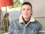 Ersties - Entschlossen macht Josie L es sich selbst auf der Küchentheke 8/16