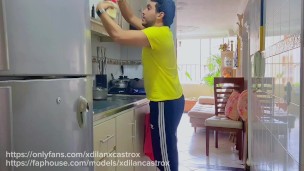 Mi hermanastro mayor me folla duro a pelo en la cocina y se corre dentro de mi culo gay apretado