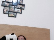 Bildhübsches Mädchen PUDERT SICH EIN und zieht ihre WINDEL an 9/16