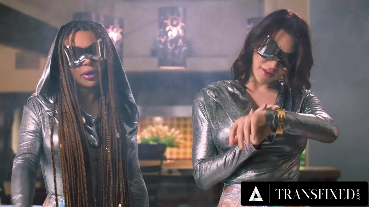 Trans Babes Fuck In Remnants Of The Past - 無料セックスビデオ - RedTube