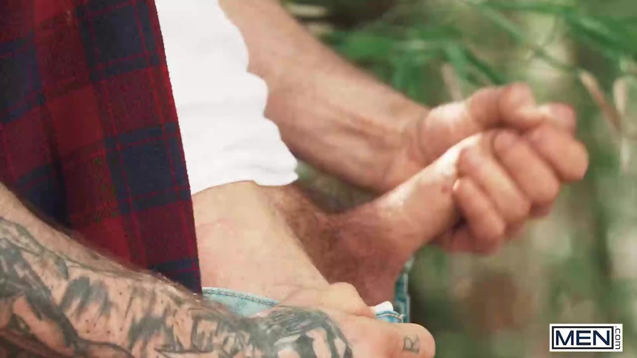 MEN - Justin Jett Finds Scott Carter Jerking Off And Promptly Joins In For An Ass Fuck In The Park - 無料セックスビデオ - RedTube