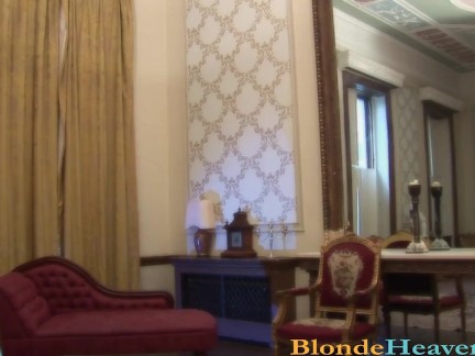 Blonďatá milf zvládne divokou trojku s DP