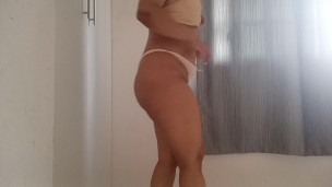 MATURE MILF IN LINGERIE MASTURBATING