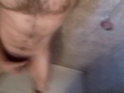Hombre pijudo se masturba en la ducha
