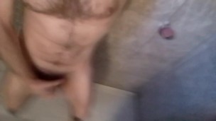 Hombre pijudo se masturba en la ducha