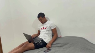 Espio la enorme polla de mi grande hermanastro mientras se ducha, y le pido que me folle muy duro