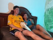 VEO LA Tv CON MI HERMANASTRA Y LA PONGO A CHUPAR MI POLLA 4/16