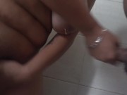 Tome una ducha con mi novio se la pongo bien dura y lo hago venir a chorros en mi boca : luu_sell