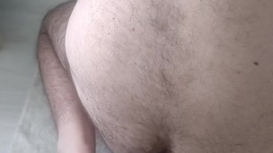 Gros joue avec un gode de 21 cm montre son trou écarté et jouis