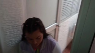 Mientras hago mis tareas de la escuela, me hace el mejor oral mi linda hermanastra.