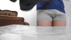 Me escupo la verga y me masturbo hasta venirme!