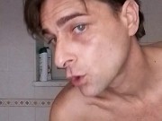 Tutto arrapato mi sego sotto la doccia pipì finale 1/16