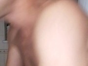 Tutto arrapato mi sego sotto la doccia pipì finale 11/16