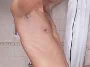 Tutto arrapato mi sego sotto la doccia pipì finale 13/16