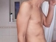 Tutto arrapato mi sego sotto la doccia pipì finale 14/16