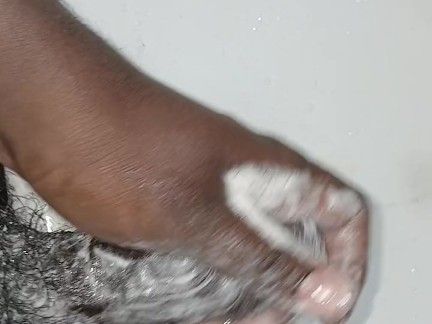 I'm peeing and cleaning my pussy, do you like it ? thumbnail