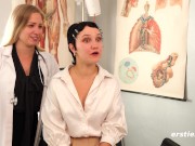 Ersties - Heißes lesbisches Rollenspiel mit Arzt-Fantasie im authentischen Set 2/16