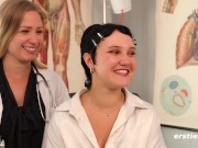 Ersties - Heißes lesbisches Rollenspiel mit Arzt-Fantasie im authentischen Set 3/16