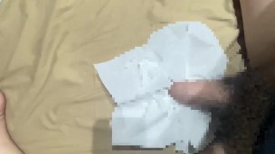 寝る前にベッドの上でサクッとオナニーをする