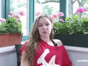 Ersties - Die Berliner Studentin Matilda kommt mit einem Vibrator zum Höhepunkt 2/16