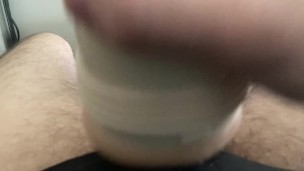 Sa chatte dégouline de lubrifiant sur ma bite pendant que je la baise fleshlight