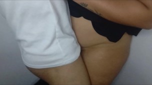 SEXO EN SALON DEL CLASES TERMINA CON UN COÑO GOTEANDO SEMEN