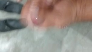 Me masturbe pero solté la leche enseguida