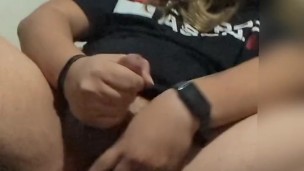 Chica con pene se da auto placer con una linda cola de conejo