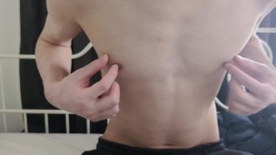 下から持ち上げるように乳首オナニー