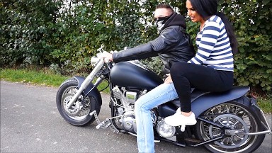 Zara-Mendez wird von Biker gefickt und bekommt Sperma in die Fotze