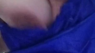 Madura cachonda  tetona juego con mis enormes tetas y me masturbo para ti quiero follame