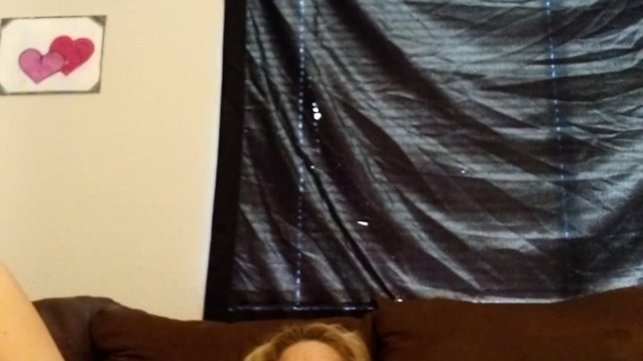 Tammy Taylor fucks big dildo on live webcam