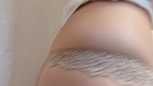 Sexy sotto la doccia ~ canottiera bagnata e grossi capezzoli duri