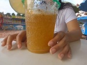 ESTA LINDA MORRITA ACEPTA IR AL BAÑO A CHUPARLO DESPUES DE TOMARSE UNAS COPAS (REAL)