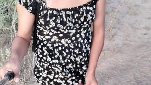 dulce travesti con minivestido y sandalias de plataforma camina sexy en publico