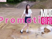 泥遊び、学校の制服、乱雑な遊び 1/16