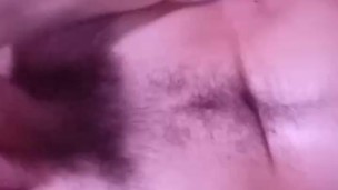 chico cachondo se MASTURBA viendo porno y TRAGA su LECHE