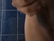 Masturbación en el baño con semen abundante 15/16