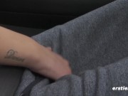 Ersties - Milena kommt in ihrem gelben Camaro auf Touren 10/16