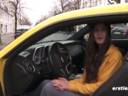 Ersties - Milena kommt in ihrem gelben Camaro auf Touren 3/16