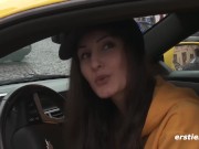 Ersties - Milena kommt in ihrem gelben Camaro auf Touren 6/16