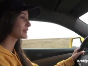Ersties - Milena kommt in ihrem gelben Camaro auf Touren 8/16