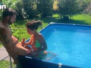 una coppia italiana scopa in piscina con il rischio di essere visti dai vicini 10/16