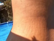 una coppia italiana scopa in piscina con il rischio di essere visti dai vicini 13/16