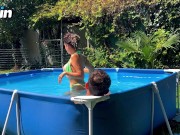 una coppia italiana scopa in piscina con il rischio di essere visti dai vicini 5/16