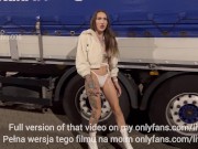 Dziwka na parkingu dla TIRów zerżnięta publicznie i zalana spermą w usta 1/16