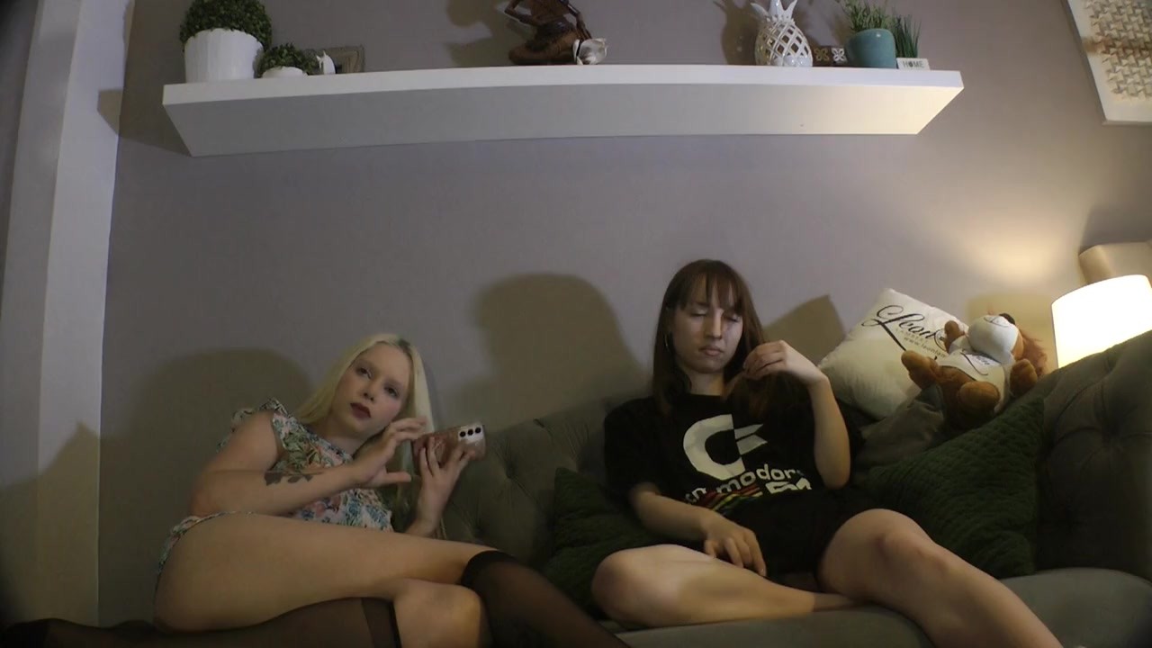 Two Stranger Girls comes for a Fashion Photo Shoot turns into a Fake Porn Handjob Scene in a 3Some - 無料セックスビデオ - RedTube