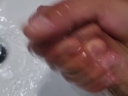 AMATORIALE | ITALIANO - IL NUOVO COINQUILINO MI LASCIA GUARDARE MENTRE SI LAVA IL SUO GROSSO CAZZO 9/16